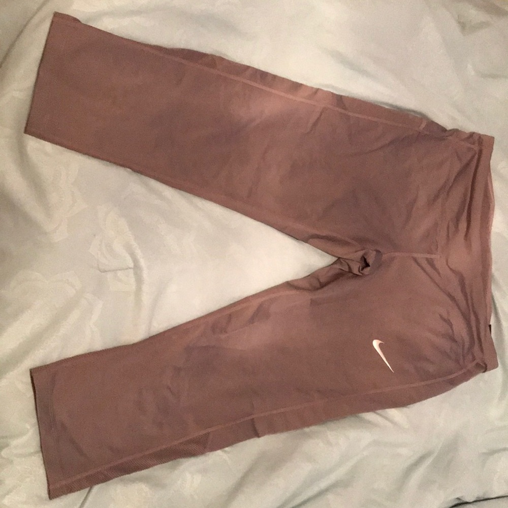 NEW WITH TAGS Nike DriFit cropped leggings